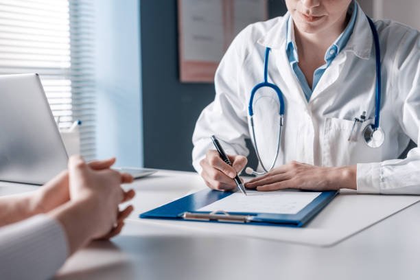 Doctor consulting pregnant patient